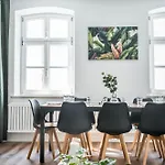 Direkt Am Königsplatz - Ideal Für Stadterkundung I Fußball-tisch I Perfekt Für Familien&freunde&business