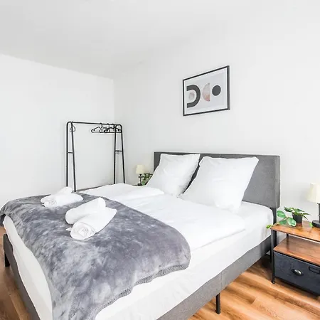 Zentral & Modern I Perfekt Fuer City-Trip I Familien & Freunde & Business I Fussball-Tisch Appartement