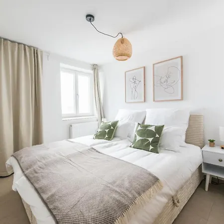 Zentral & Modern I Perfekt Fuer City-Trip I Familien & Freunde & Business I Fussball-Tisch Appartement