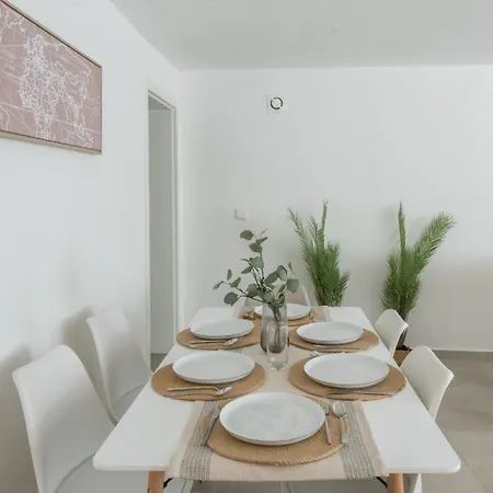 Zentral & Modern I Perfekt Fuer City-Trip I Familien & Freunde & Business I Fussball-Tisch Appartement
