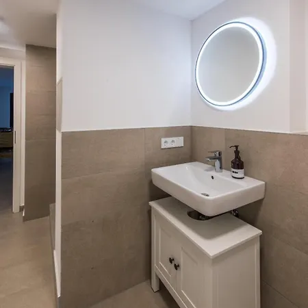 Zentral & Modern I Perfekt Fuer City-Trip I Familien & Freunde & Business I Fussball-Tisch Appartement