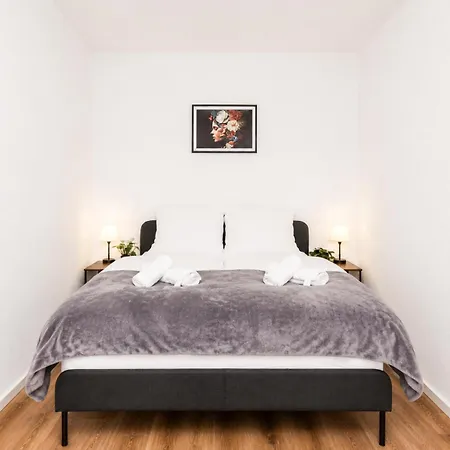 Direkt Am Königsplatz - Ideal Für Stadterkundung I Fußball-tisch I Perfekt Für Familien&freunde&business *